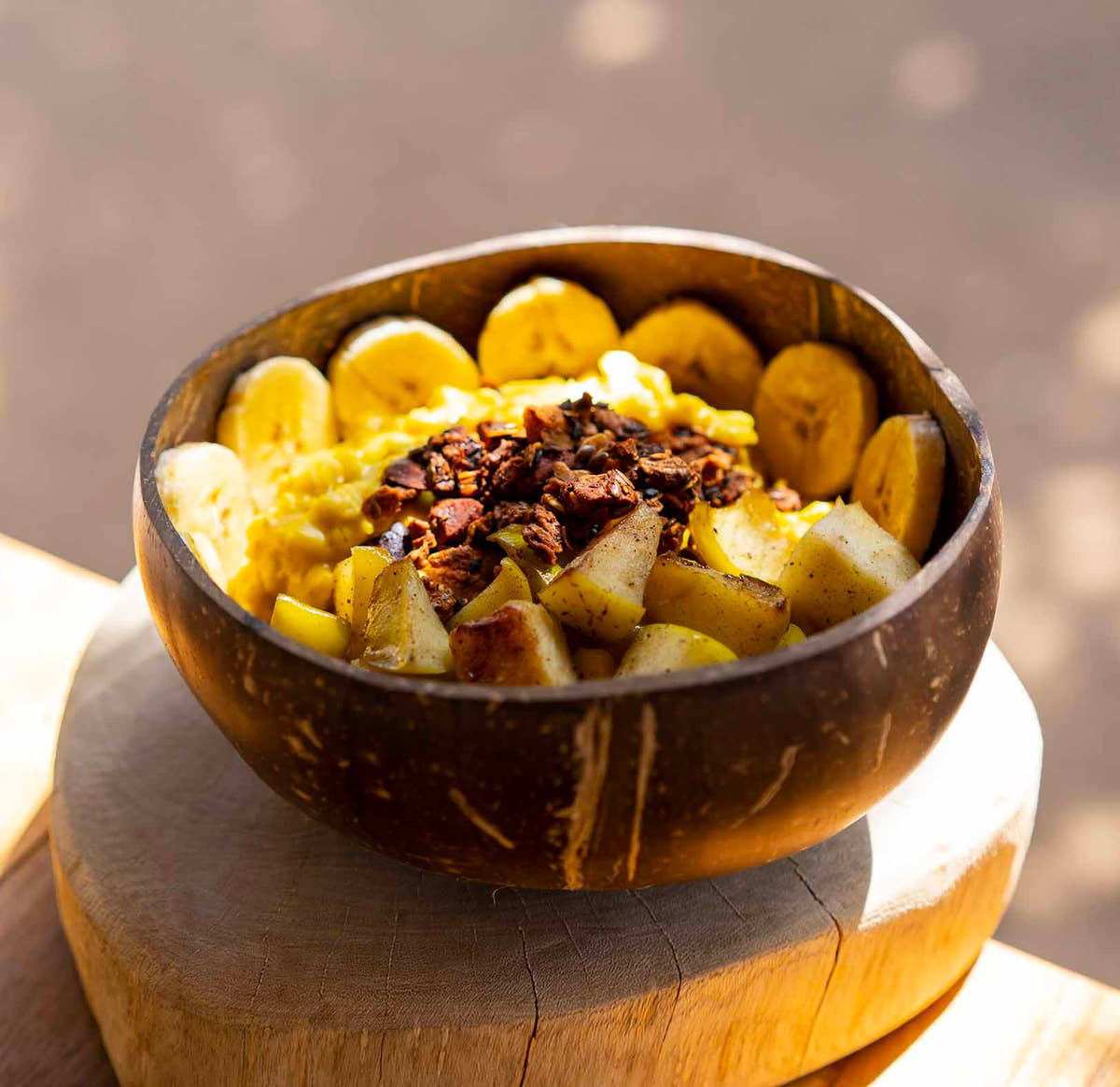 Bol de fruits frais au petit-déjeuner du lodge