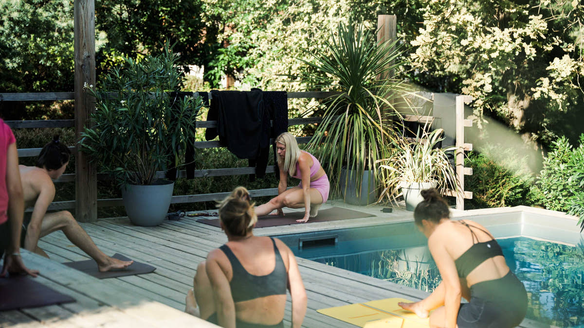 Étirements spécifiques surf au bord de la piscine de la villa
