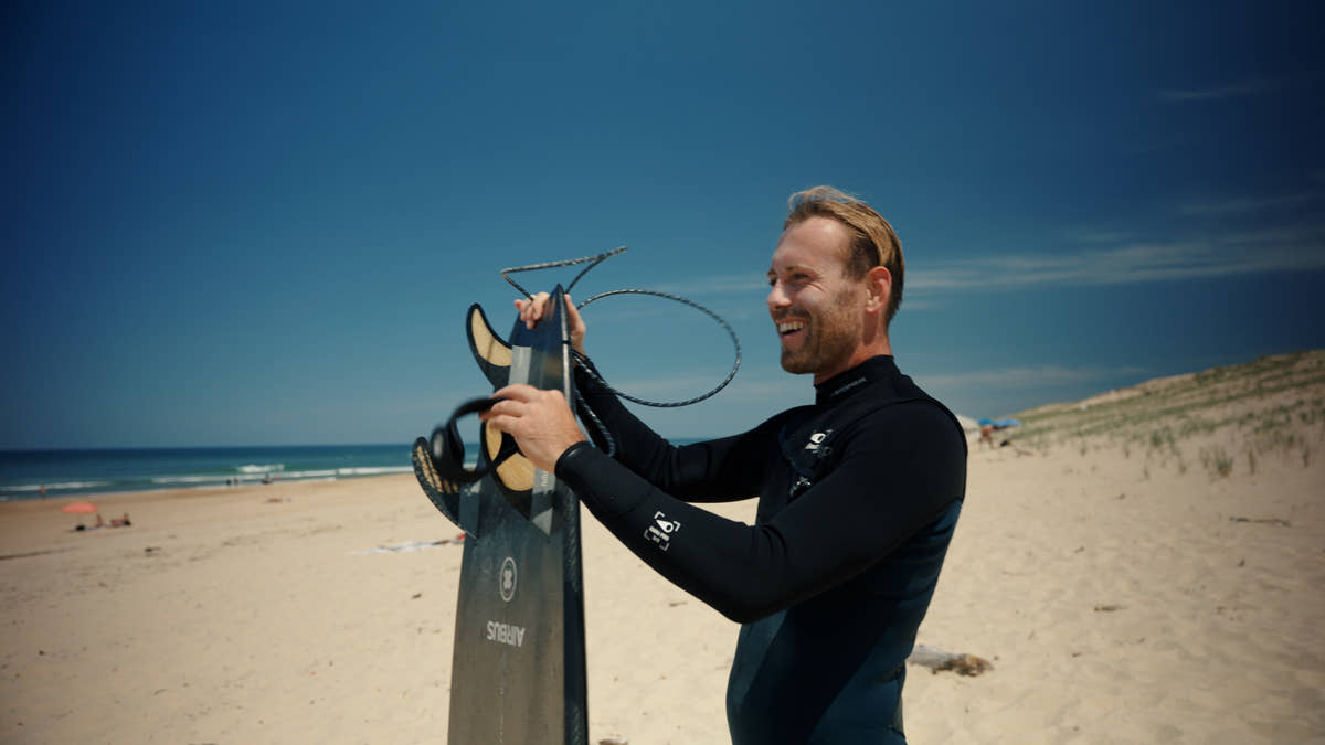 Hugo, fondateur de Waved, avec sa caméra sur la plage