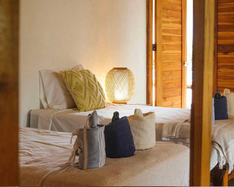 Lit de la chambre partagée du surf lodge