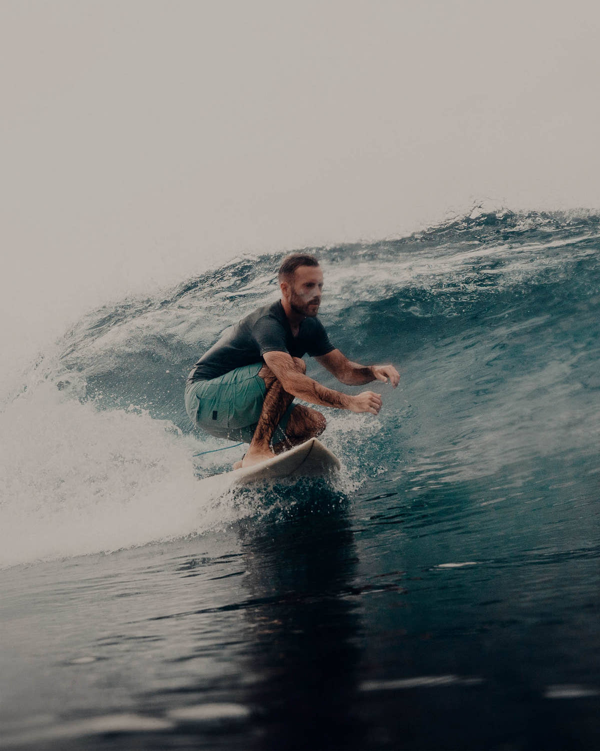 Surfeur dans une vague au Nicaragua