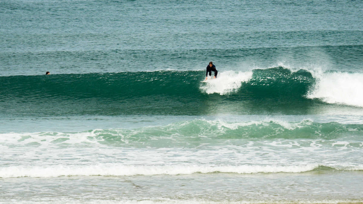 Surfeur sur une vague à Capbreton