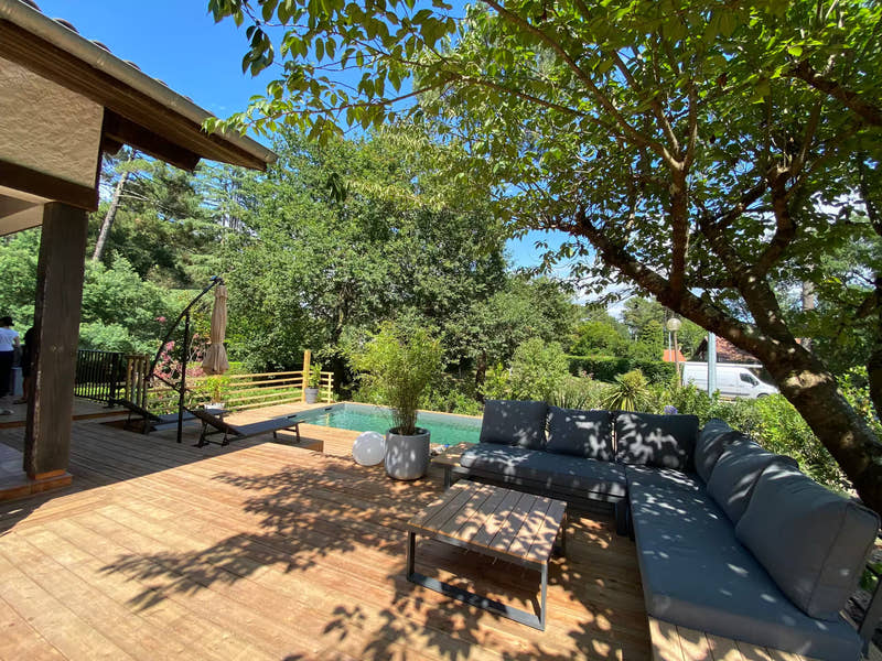 Terrasse ombragée de la villa à Seignosse