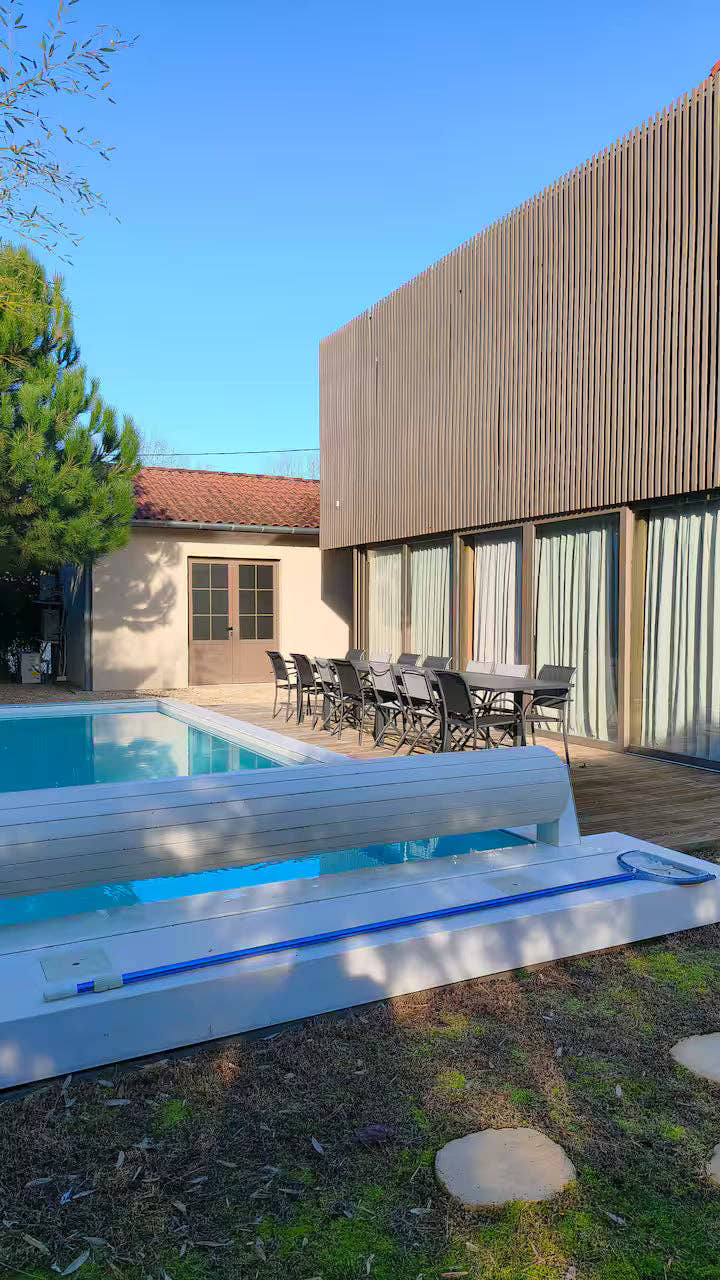 Terrasse et piscine de la villa à Capbreton