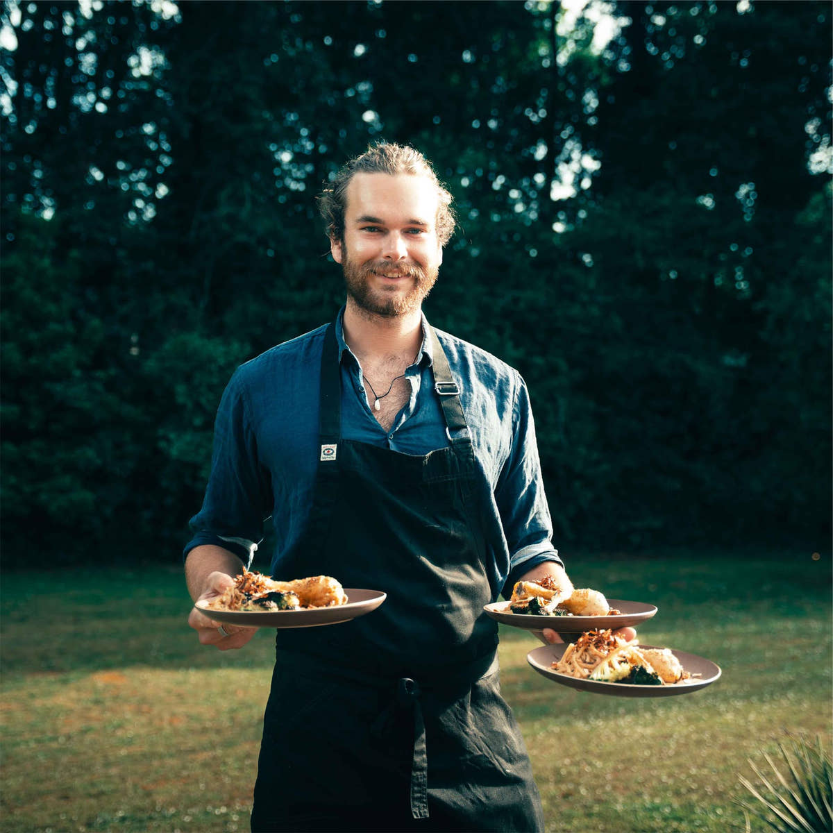 Ben, chef privé de la retraite de surf, sert les plats