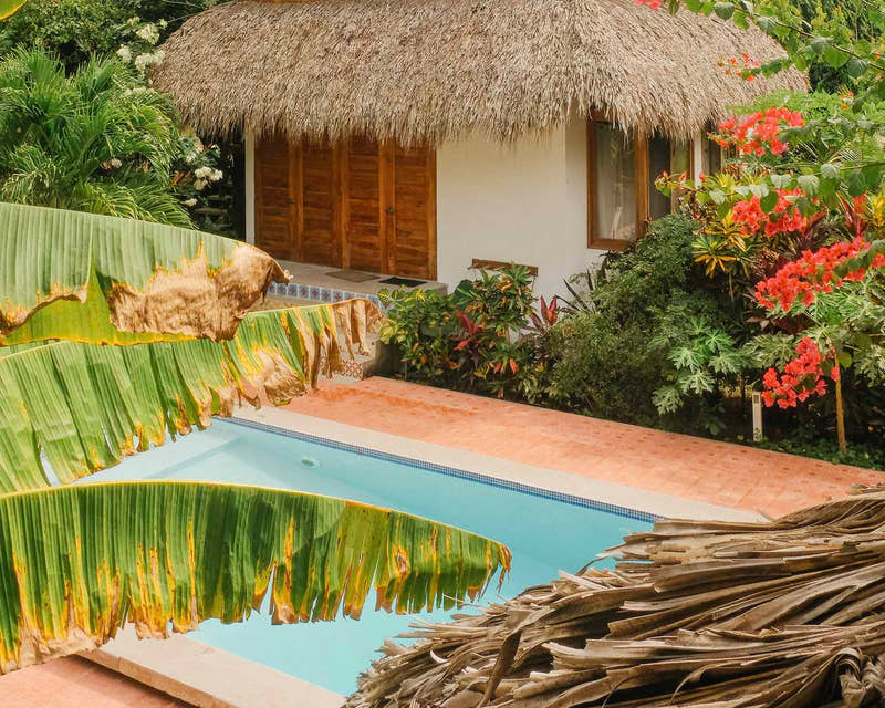 Bungalow et piscine du surf lodge