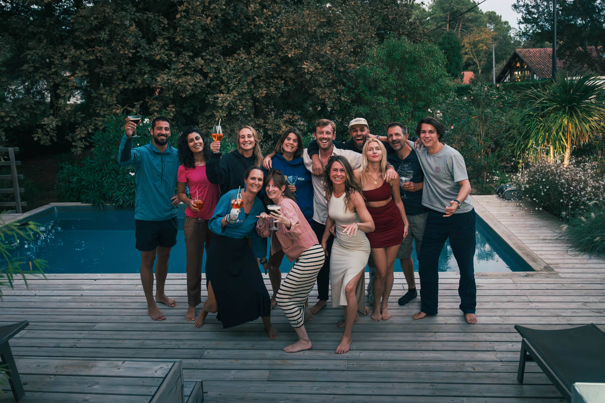 Groupe de participants de la retraite de surf Waved à la villa