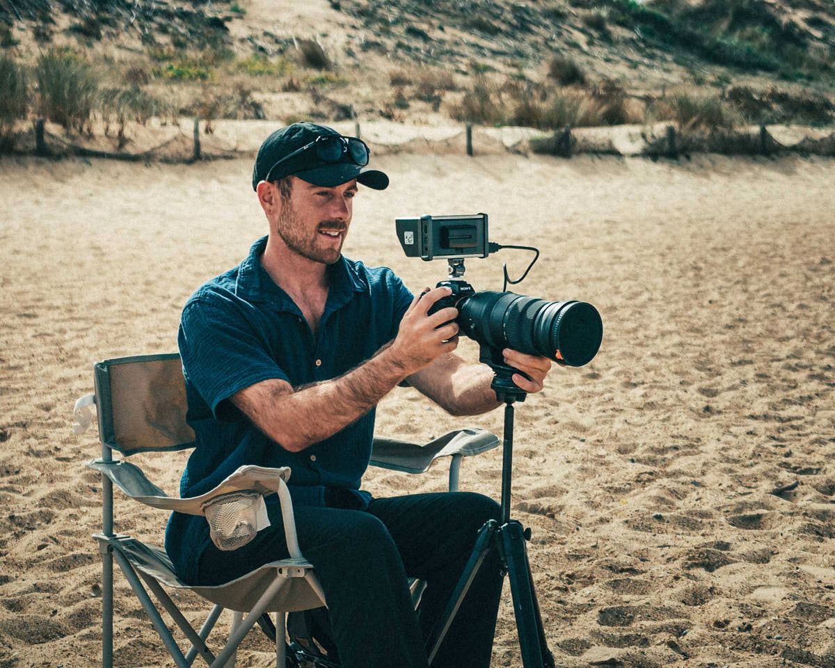 Hugo filme les surfeurs depuis la plage pour l'analyse vidéo