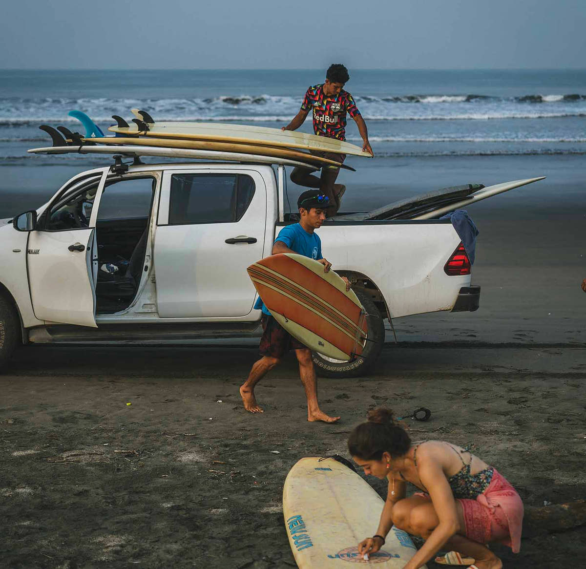 Pick-up chargé de planches de surf sur la plage au Nicaragua