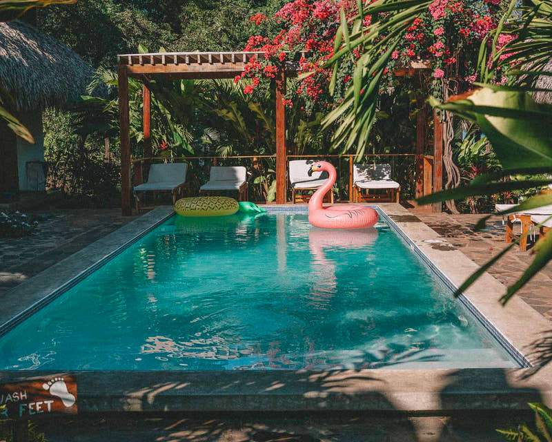 Piscine du surf lodge au Nicaragua