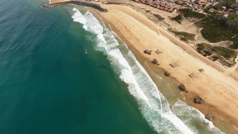 Plage et vagues de Capbreton vues du ciel