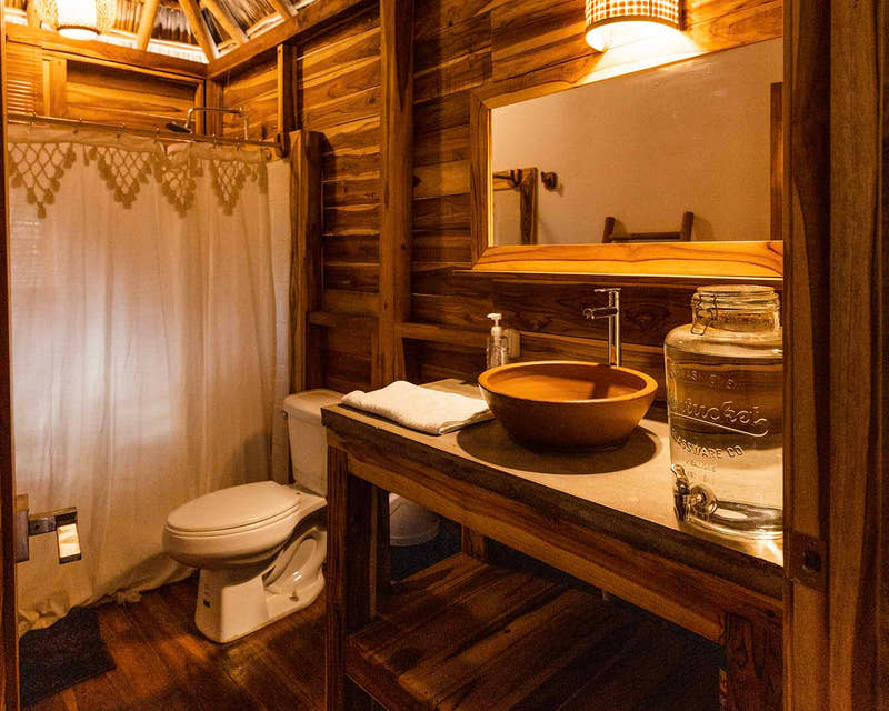 Salle de bain en bois de la chambre privée