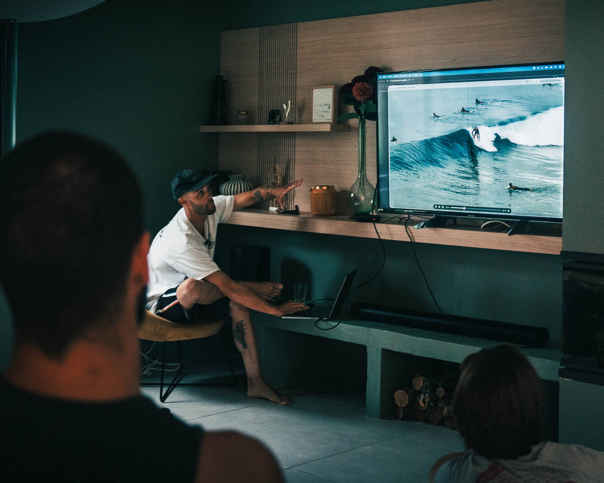 Séance d'analyse vidéo des vagues en groupe à la villa, retraite de surf Waved