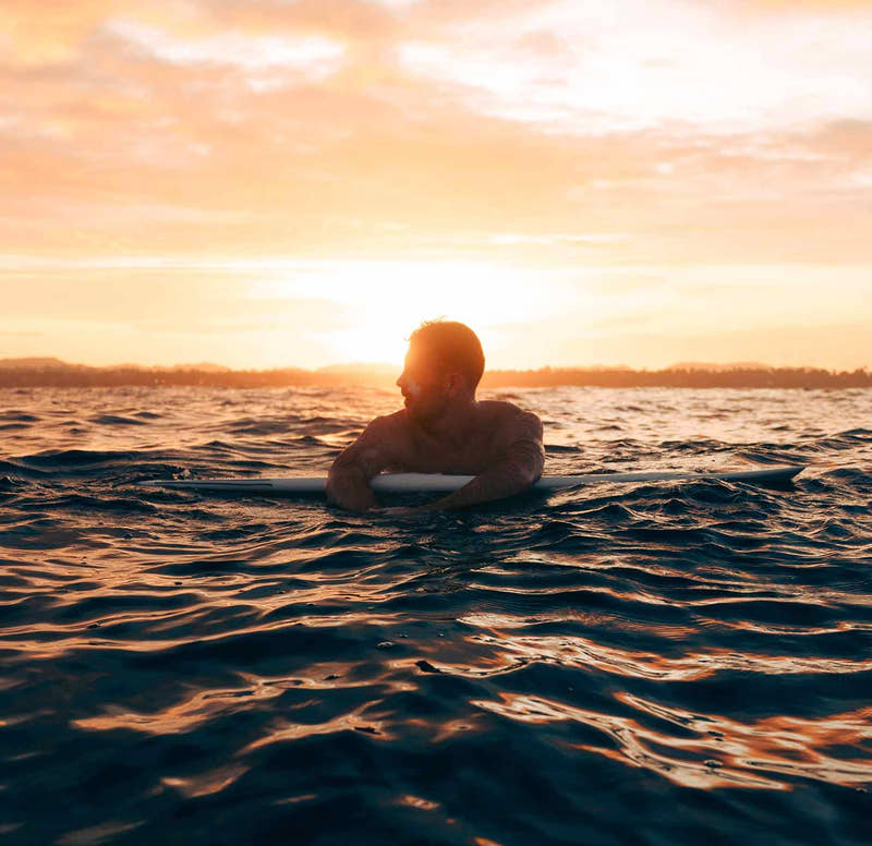 Surfeur dans l'eau au coucher du soleil au Nicaragua