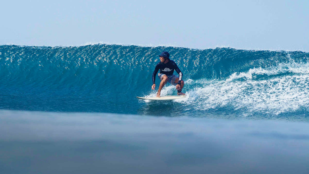 Surfeur dans un tube au Nicaragua