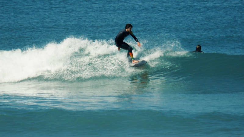Surfeur en plein virage à Seignosse