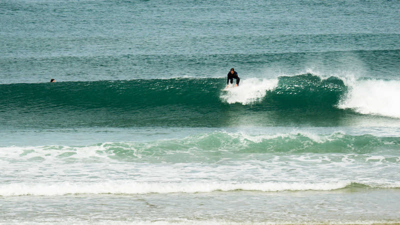 Surfeur sur une vague à Capbreton