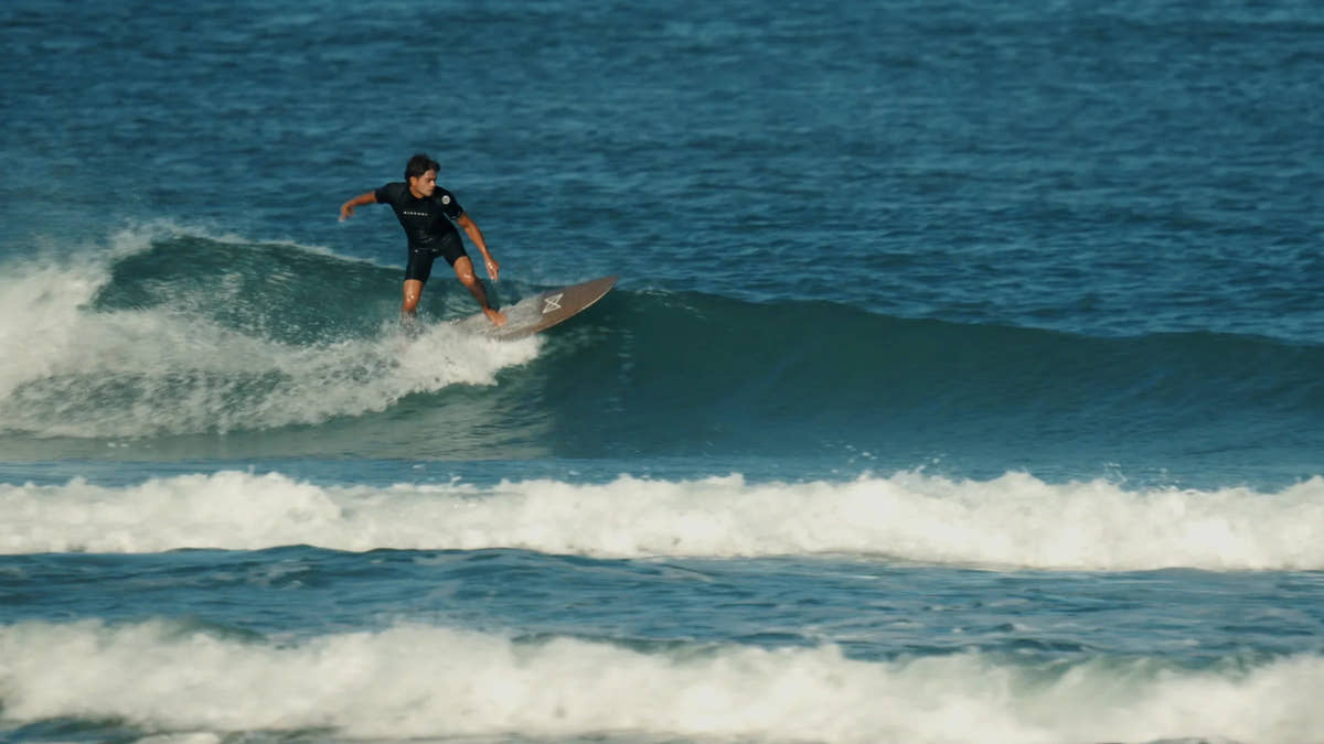Surfeur sur une vague à Seignosse